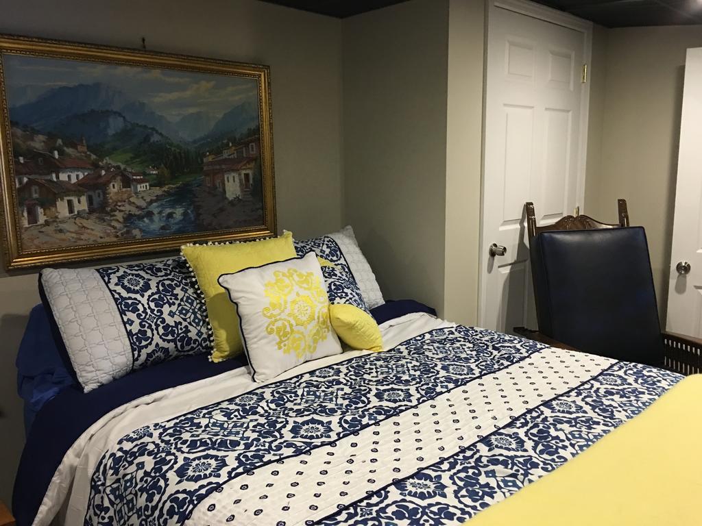The Ashe Farm Bed & Breakfast Marshall Room photo