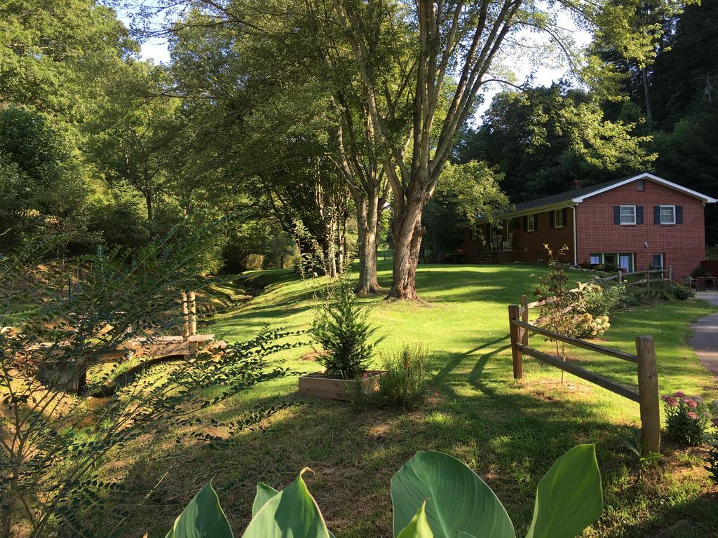 The Ashe Farm Bed & Breakfast Marshall Exterior photo